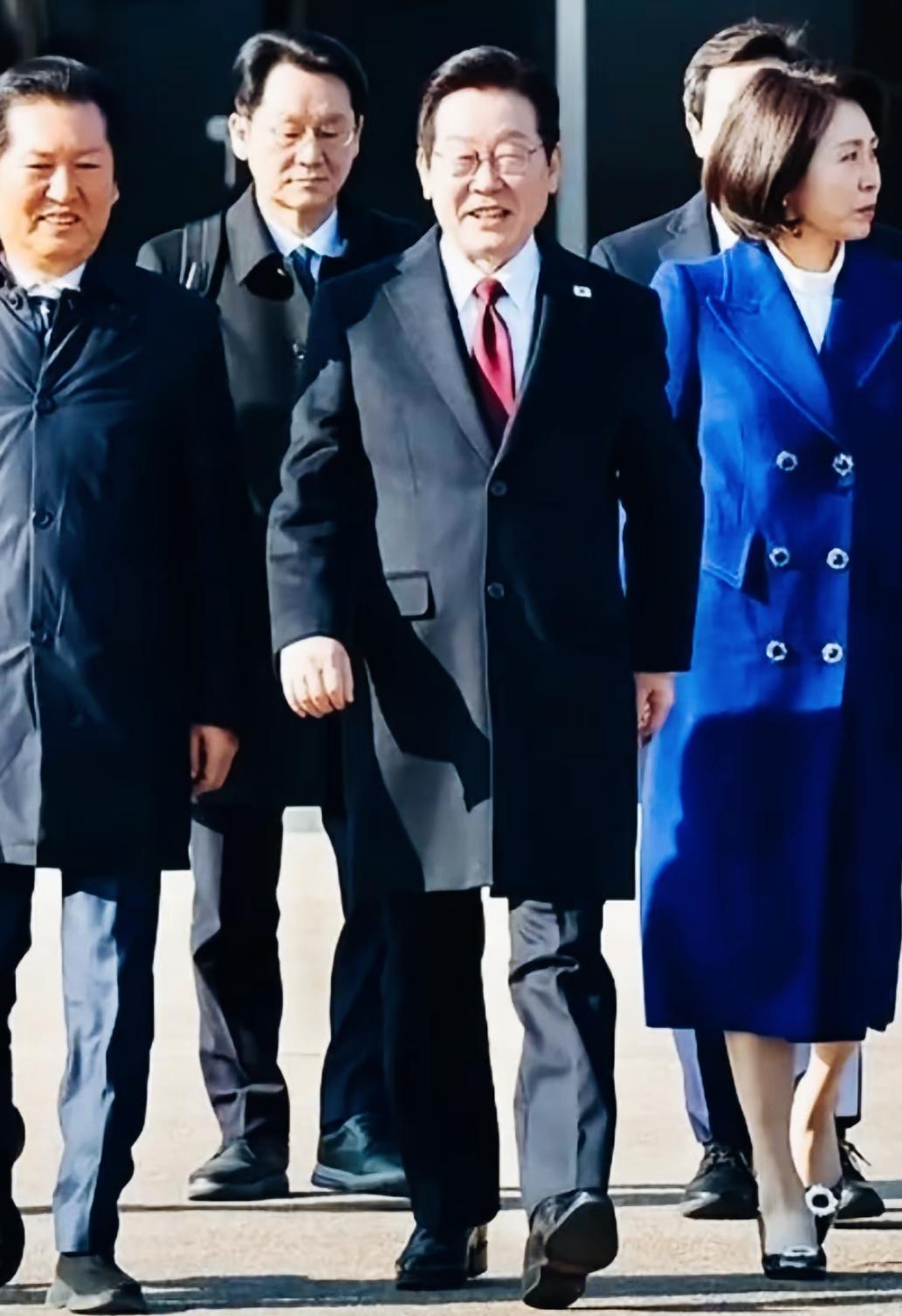 李在明走起路来的姿势，领导范十足啊！
一看走路姿势就是领导啊！
一个走路的动作，