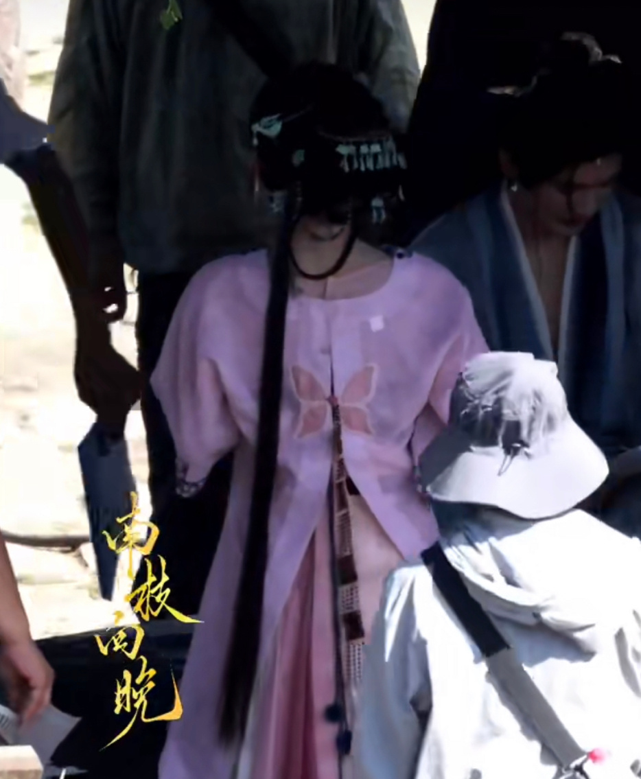 鞠婧祎《来战》紫衣路透，有种清汉女的感觉，期待一下！ ​​​