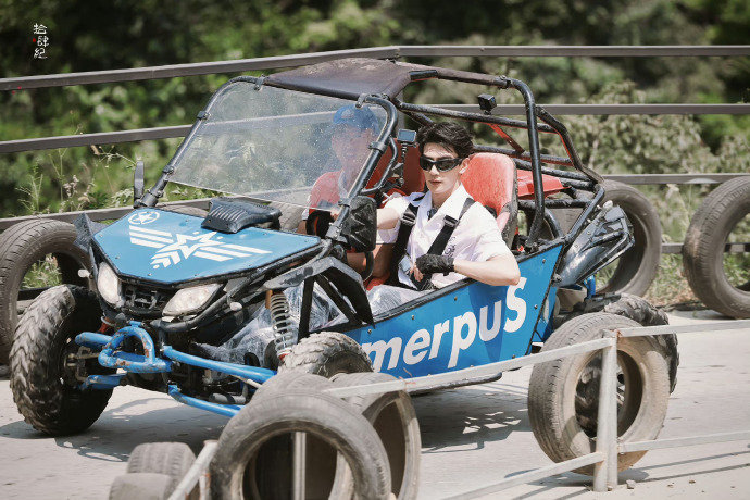 夏之光《#盲盒旅行局# 》路透开越野车这段真的好野好帅！副驾上就差一个我了[舔屏