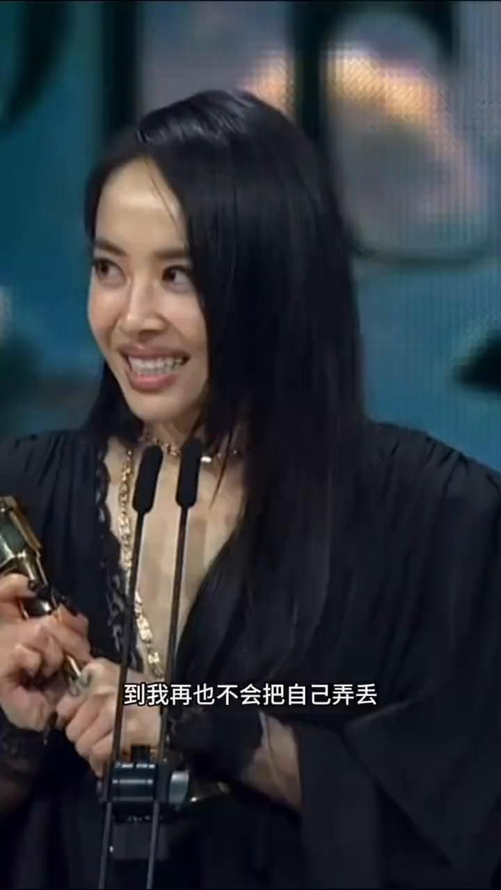 时隔十九年，蔡依林二度封王，论实力还得是姐姐。
六月二十七日，蔡依林在第三十七届