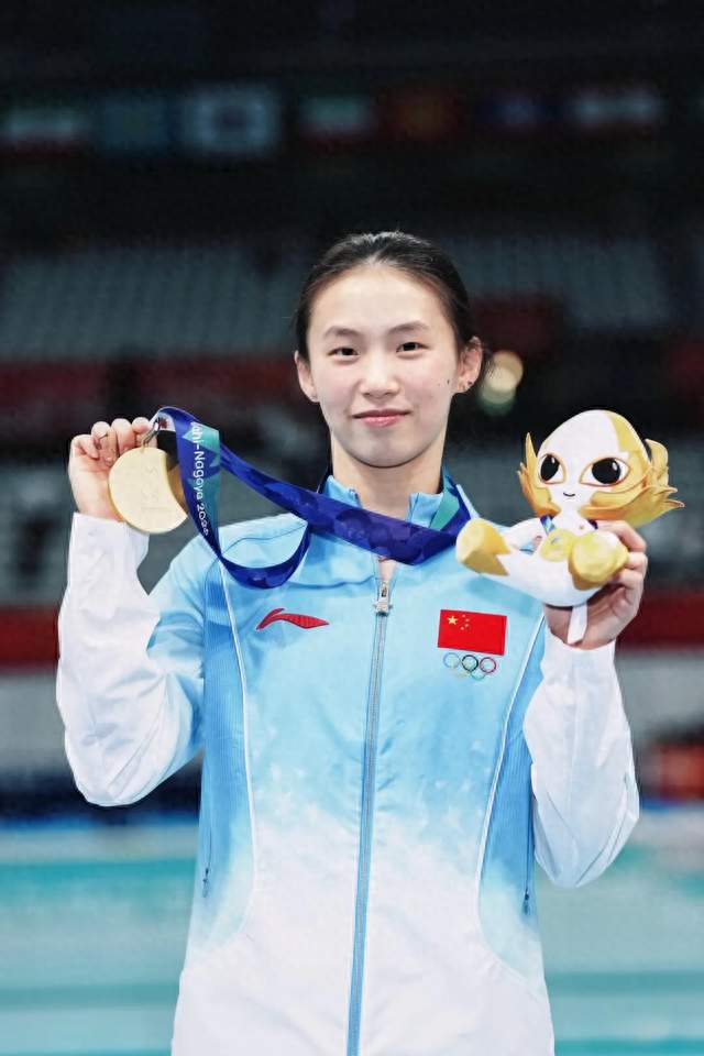 金牌进行曲迎来了陈芋汐！圆梦亚运单人十米台，一曲国歌为她奏响