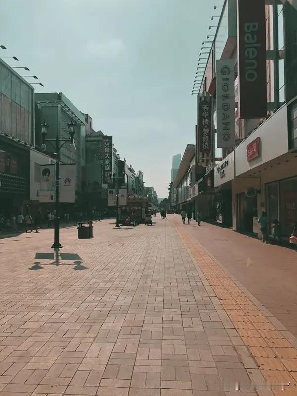 五一假期，我果断选择宅家躺平。想想外面人挤人，景区里全是攒动的人头，高速上堵成停