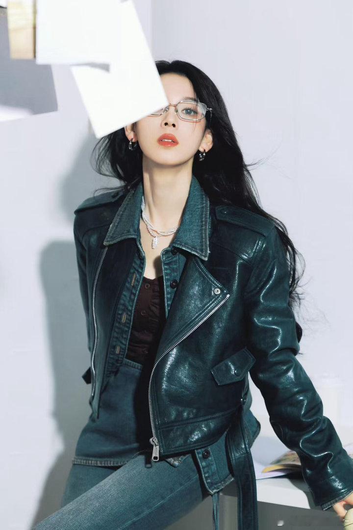 陈瑶这身像是来收购的真的好爱陈瑶这套御姐穿搭，剪裁干净大方，衬得整个人又飒又优雅