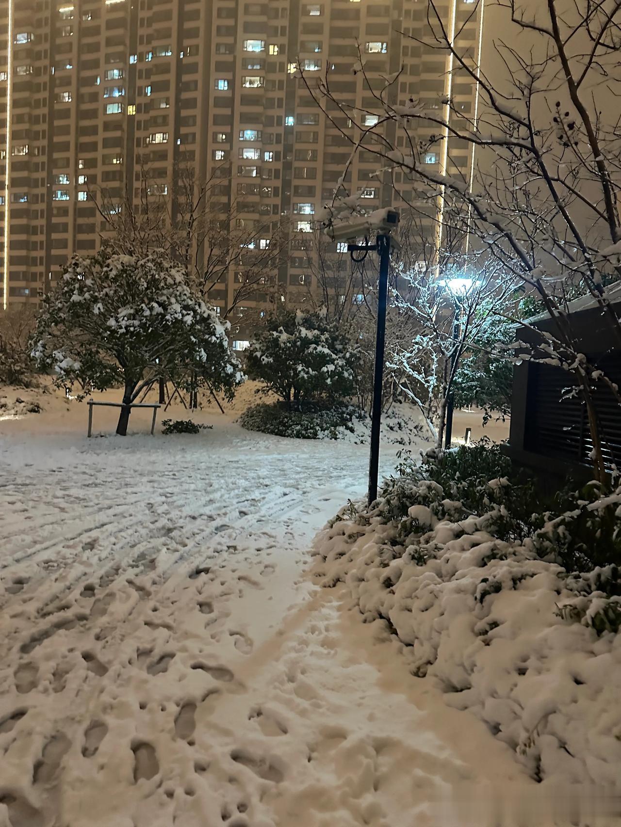 宜兴市昨日成了江苏的雪窝子，太牛了！昨日，宜兴市的雪景也是冠绝江苏，遥遥领先南京