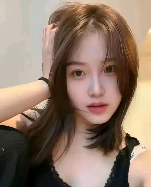 妹妹小雅，从小就有着让人忍不住想要保护的美丽。一次家庭聚会，我注意到表哥林峰的目