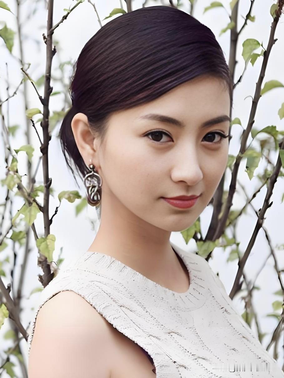 斓曦温婉端庄，自带傲骨。戏外从容自洽，不惧岁月，以真实清醒诠释优雅之美。斓语轻奢