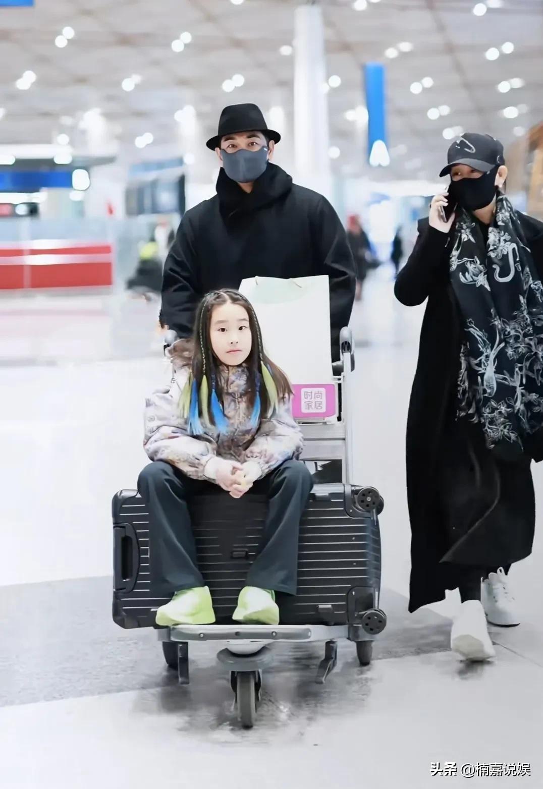 赵文卓、张丹露两口子的基因真好，生的孩子个个都漂亮。
夫妻俩带着小女儿现身机场，