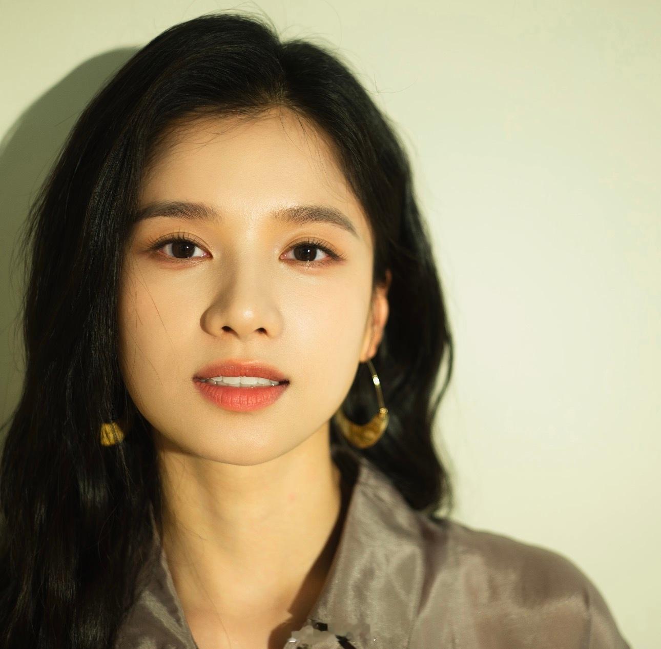 李现镜头下的张婧仪李现拍的张婧仪好美李现镜头下的张婧仪！别太会拍了雾里青原著明开