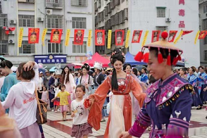 分龙非遗巡游嗨翻村BA千里赴环江，邂逅民俗与热血碰撞。村BA球场激情四射，每一次