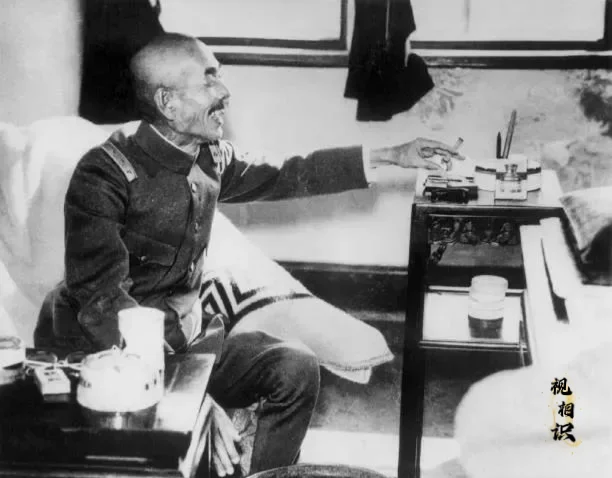 1937年，松井石根在上海司令部里的场景，当时他的职务是上海派遣军司令官，他曾长...