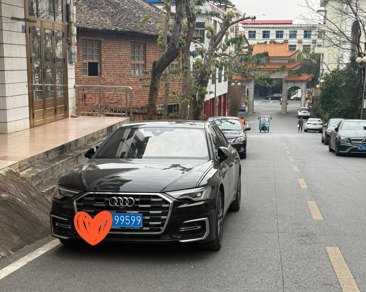 这车现实中应该是比较有排面的啦
再加上这车牌放在哪个当地都是个人物啦