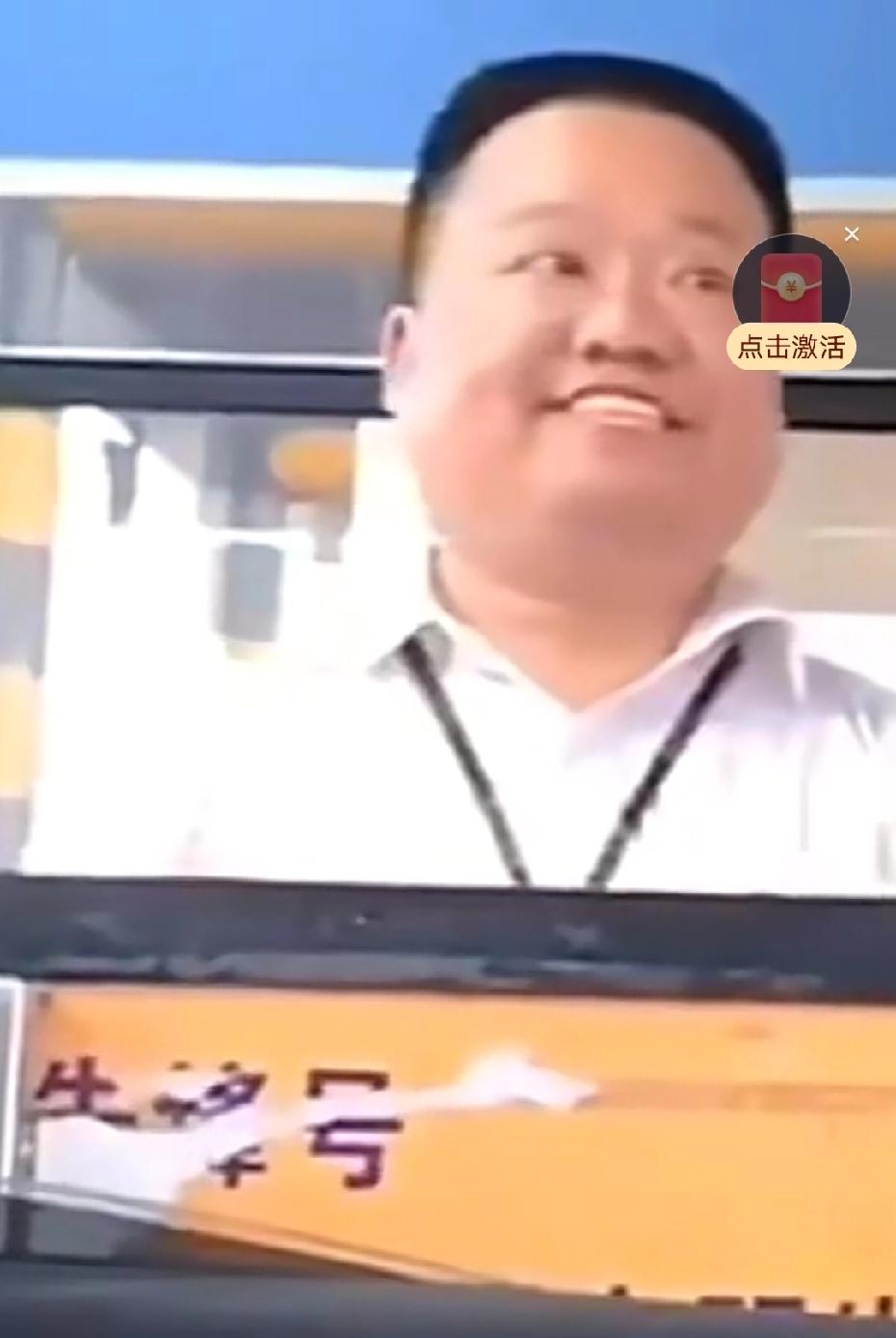 这收费站小哥的笑，太搞笑了！

还记得前两年收费站职业假笑哥吗？
 这两天，安徽