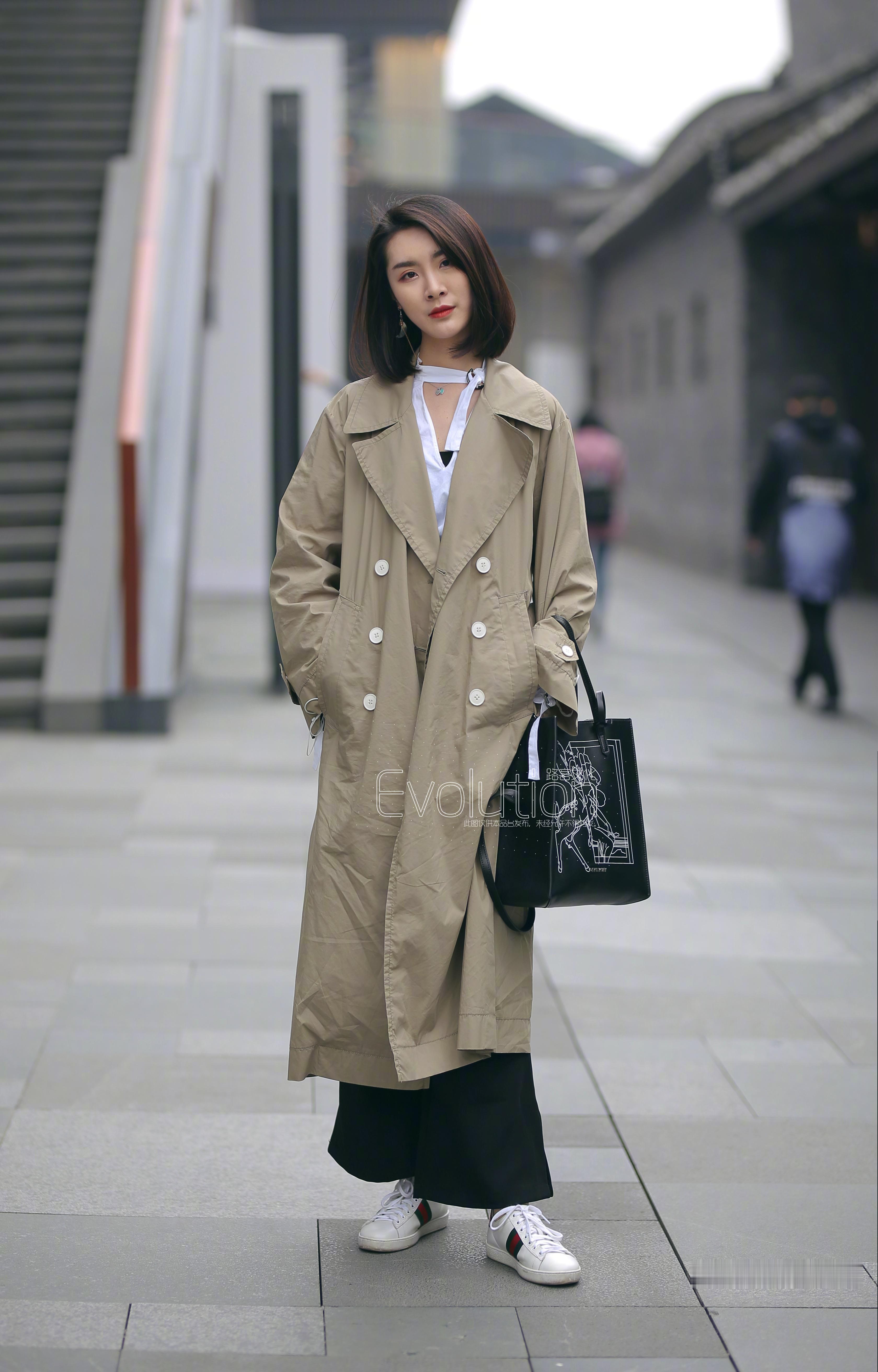 风衣 阔腿裤 小白鞋 当年稳稳的穿搭 ​​​