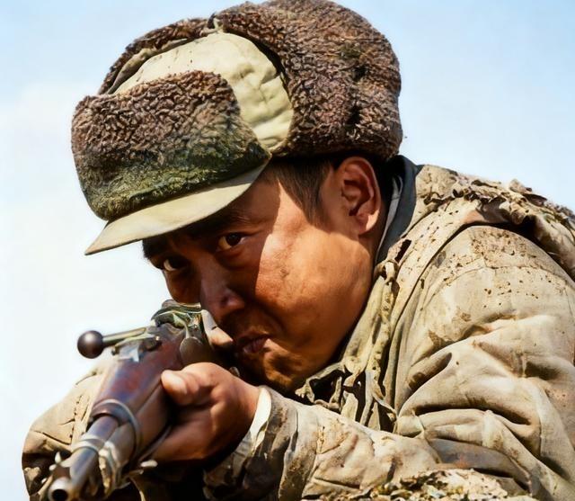 1953 年夏，上甘岭 3 号交通壕尘土纷飞。美军王牌狙击手艾克上校扣动扳机，三