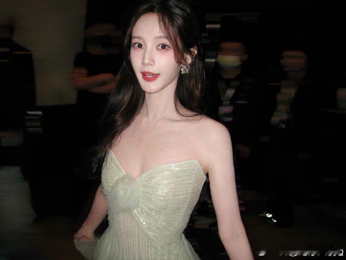 李一桐绿色抹胸长裙 李一桐好清新的美 好清新的李一桐 ​​​