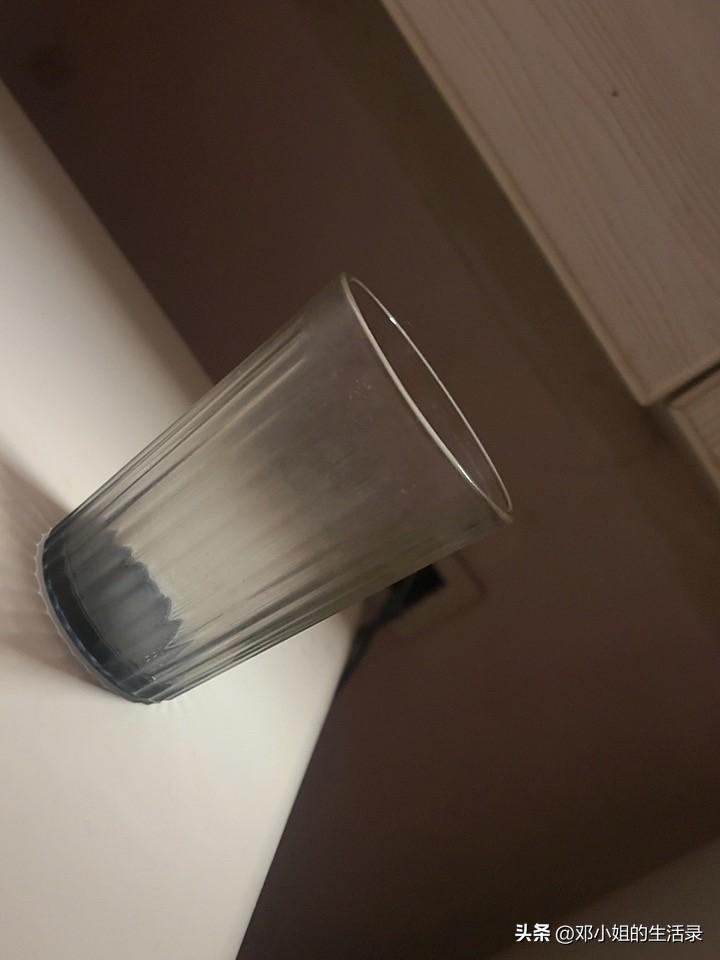 半夜胃疼醒了，可怜的娃啊！起来吃一个胃药都过期了，只能喝一杯热水了，疼的睡也睡不