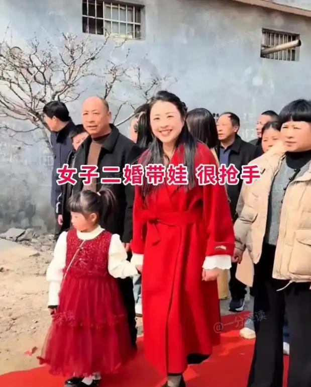 村里这场订婚宴近日传遍了周边，不少人专门赶来围观，33岁的小伙早年一直单身，相亲