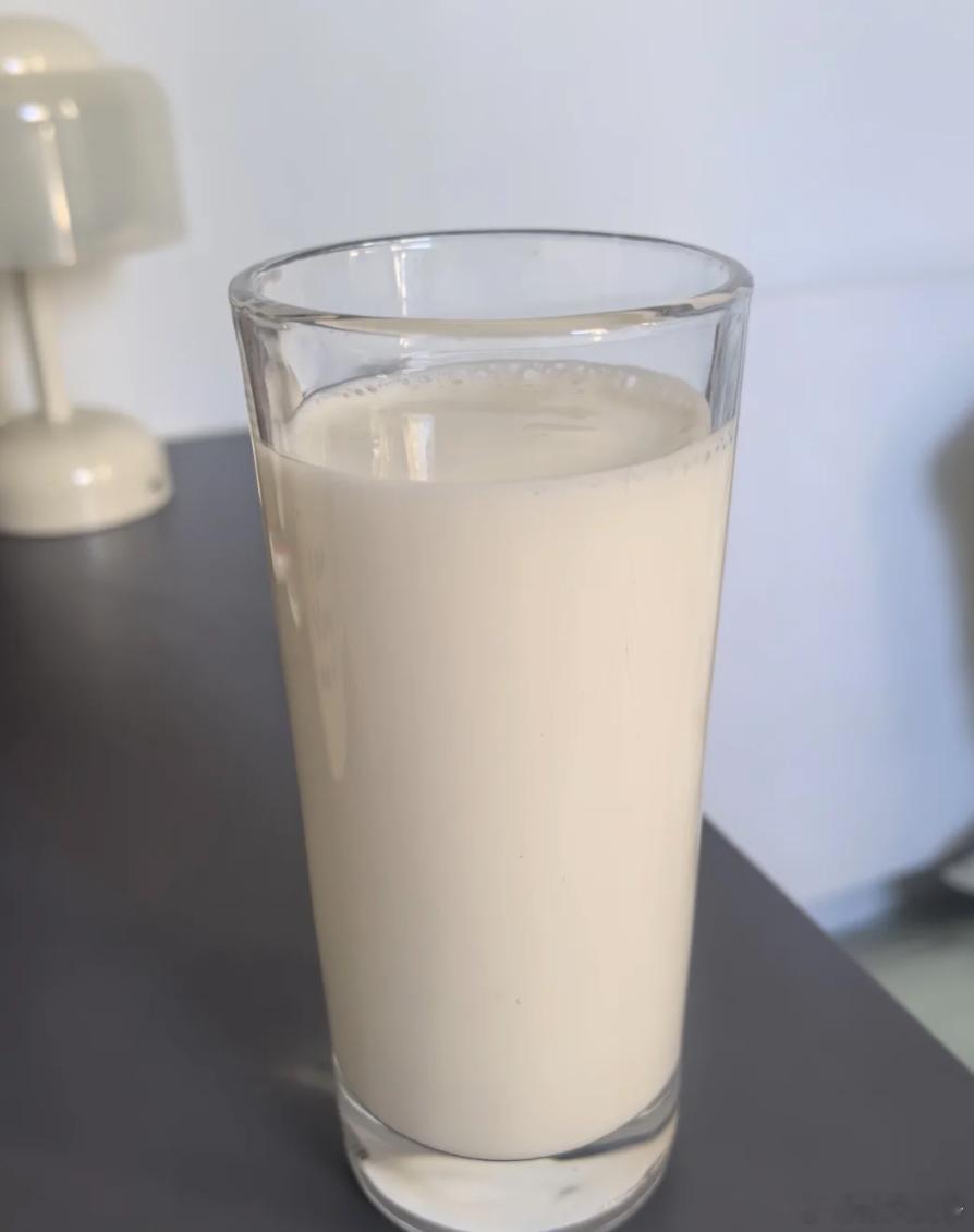特仑苏会员日大馈赠 小时候一直不爱喝牛奶，但是每次看电视剧里的角色睡觉前用杯子喝