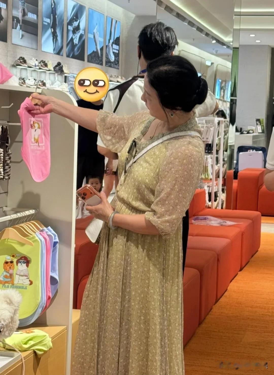刘亦菲妈妈现身北京一间购物商城，美人老了风骨还在，侧颜依旧很美，气质优雅温婉。