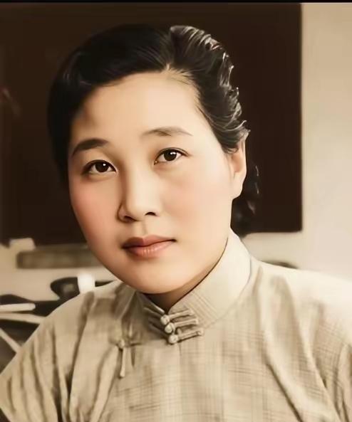 照片上这名美丽的女子名叫姜玉芬，她是抗日战争时期江抗女子别动队指导员。

你看着