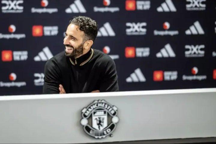 曼联新帅阿莫林于周一开始带队训练，不过他和团队成员的工作签证还没有办完。曼联认为