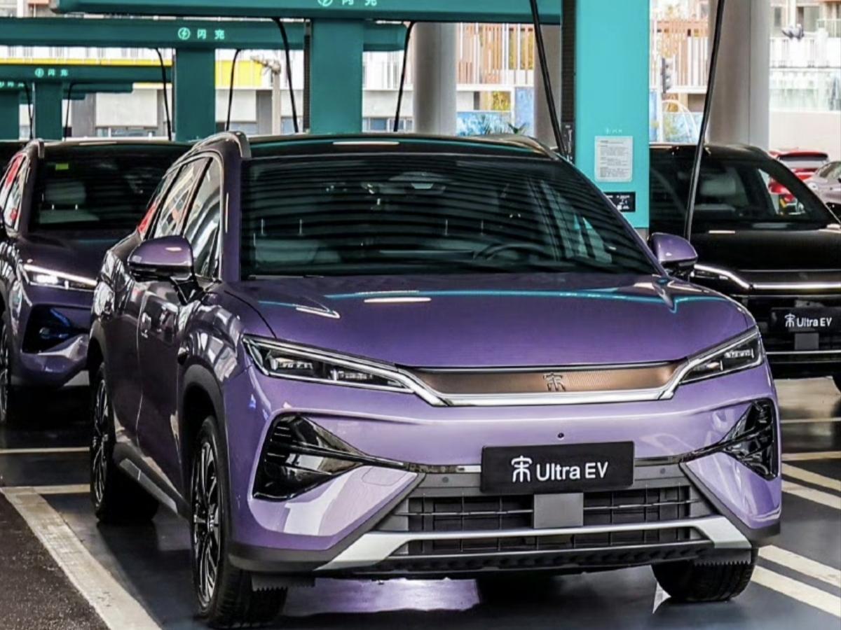 当比亚迪把2025年报拿出来后，震惊了我的三观，最厉害的不是营收8040亿，也不