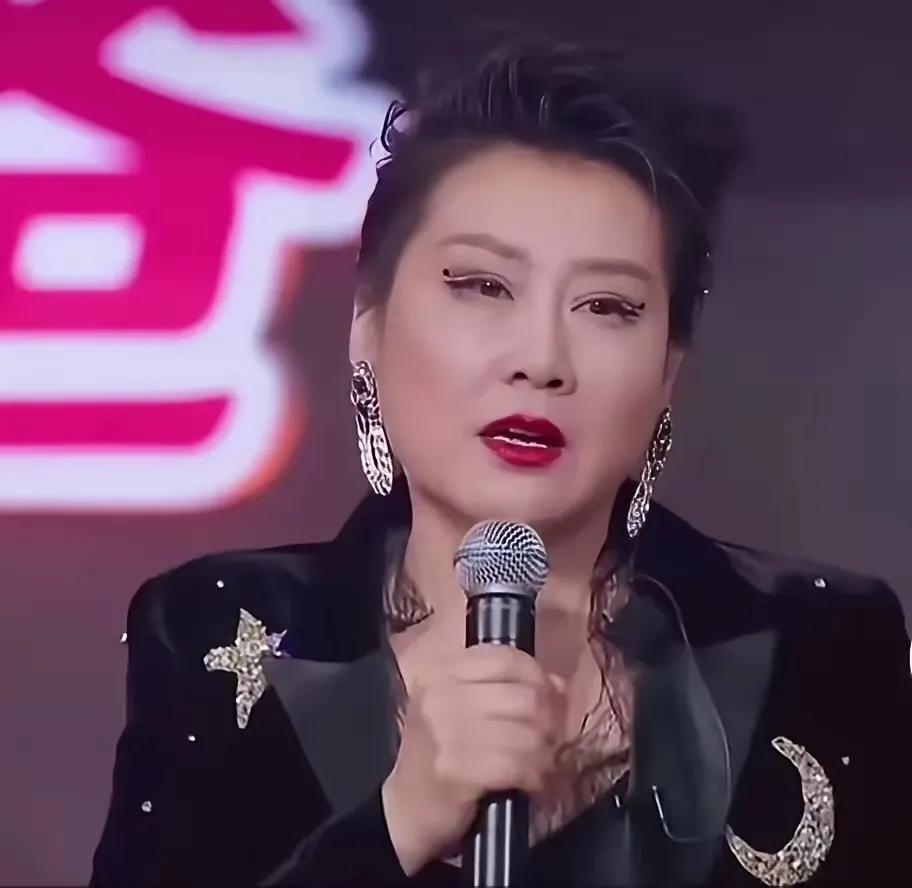 哦豁！这造型辣眼睛呀！

60多岁的国家一级演员张凯丽，在综艺节目里，化这样的妆