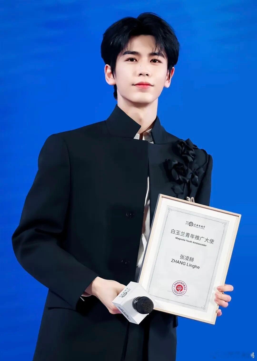好多主持人夸张凌赫网友说张凌赫脸也能打，嘴也能打；第一次跨界主持跨界主持，整场零