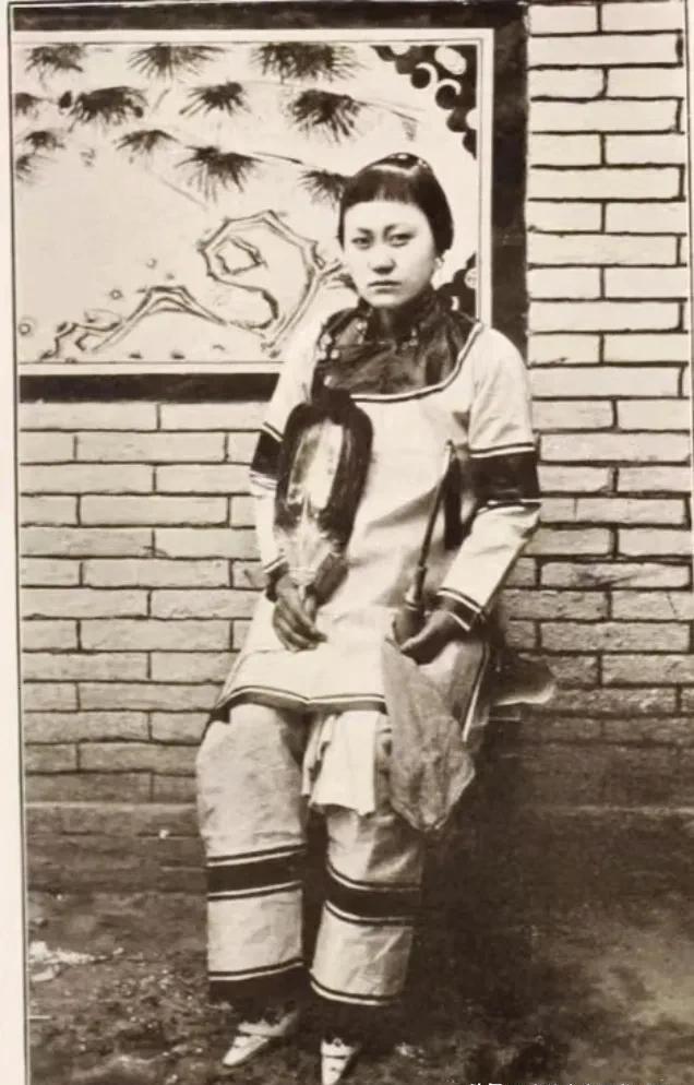 古代女子的脚常被裹成三寸金莲，为什么既不能碰也看不得？

《金瓶梅》里有一段千古