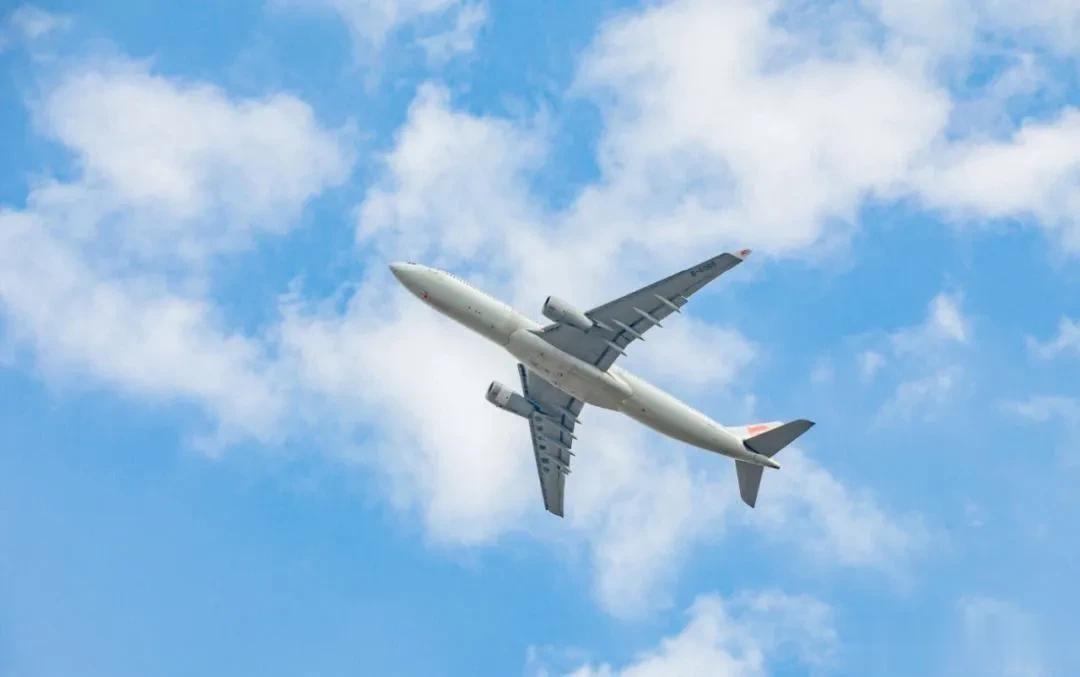 据悉，日前，上海航空公司的一架客机，在执行上海飞往香港航班途中，打破以往惯例，直