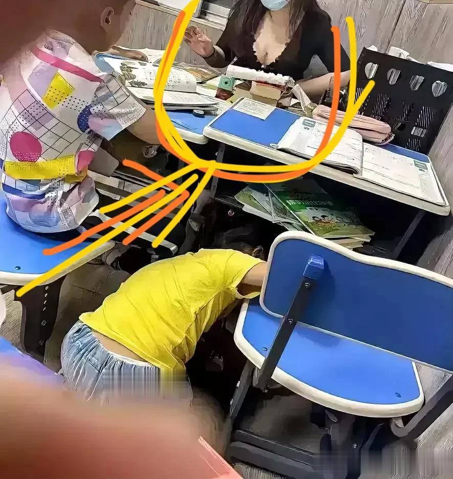 学校老师穿低胸衣服上课，到底打了谁的脸

近日，一则关于一位老师给学生补课时穿着
