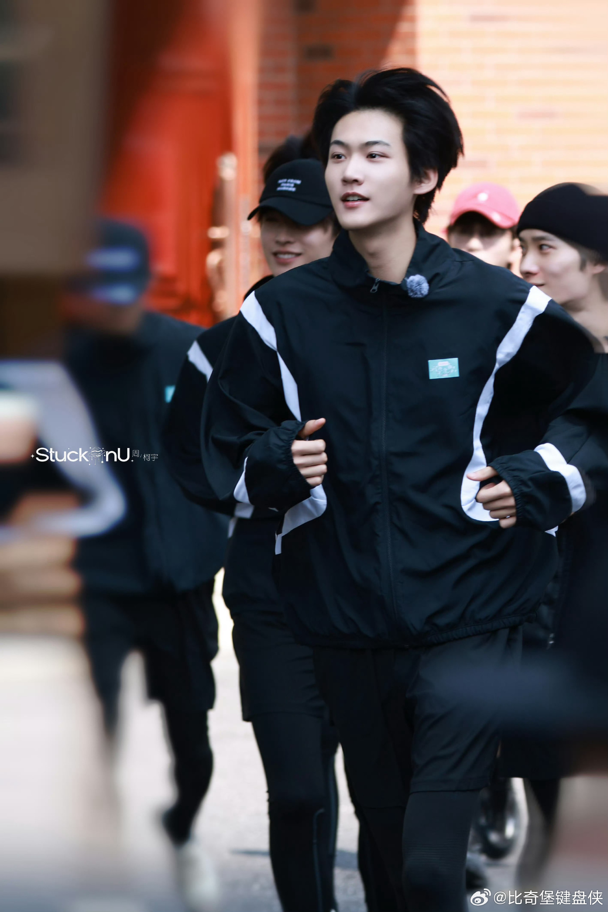 内娱颜担艺人集体素颜做瑜伽 疯狂安利这档综艺👍！内娱高颜值集体素颜做瑜伽，真实