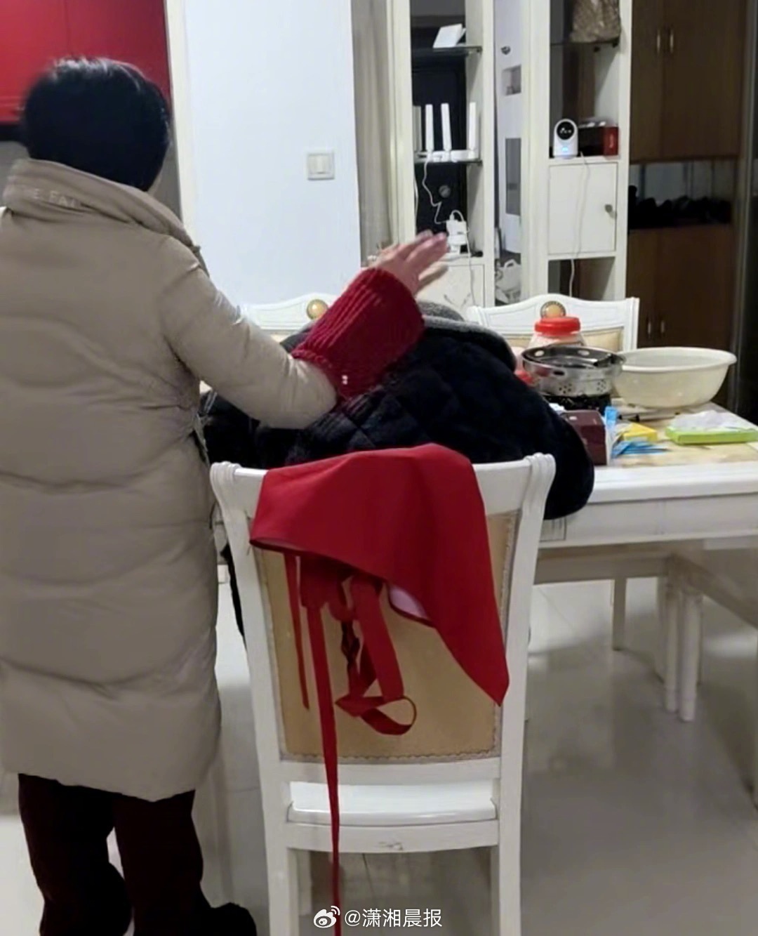 【#武大学生烧伤案父母谈康复状况#，#武大学生烧伤案父母称心累喘不过气#】被烧伤