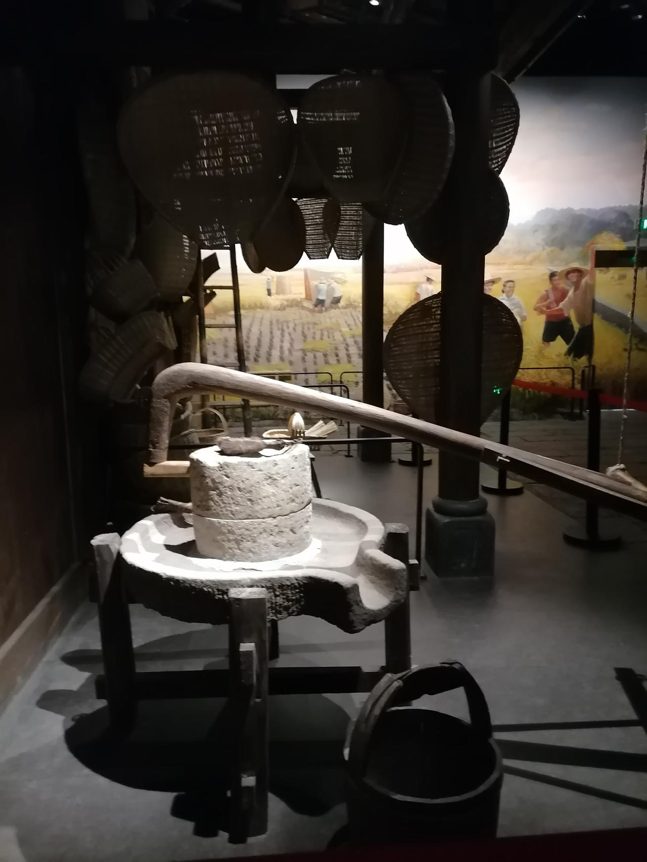 天南地北大拜年可能很少人认识这个加工工具！它叫石磨