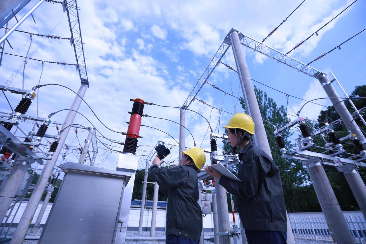 电网工作则具有相当大挑战性，工作难度以及承担的风险和责任所带的压力无处不在，要远