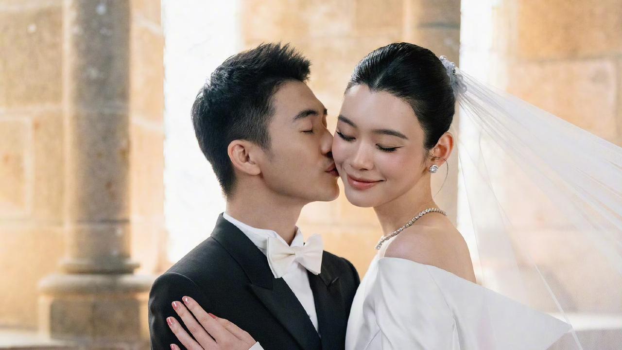 你知道吗？这两天刷爆全网的奚梦瑶婚礼落泪神图，才是这场法国古堡婚礼最动人的注脚。