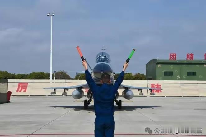 东部战区航空兵某部复杂气象下组织实战化飞行训练，红蓝对抗中红方应对突击、包夹蓝方