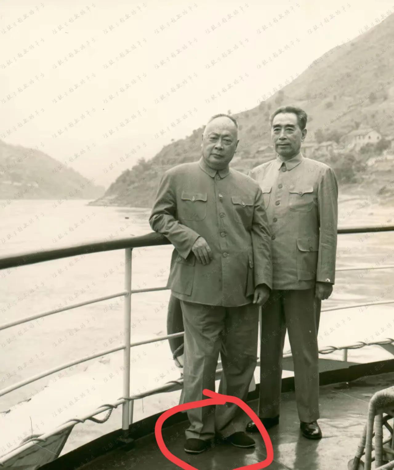 这是一张非常罕见的照片，周恩来和陈毅元帅在经过三峡时，在轮船上的合影，值得注意的