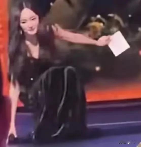 不知道你们注意到没，杨幂摔倒那一刻，要说最担惊受怕的，既不是杨幂自己，也不是活动