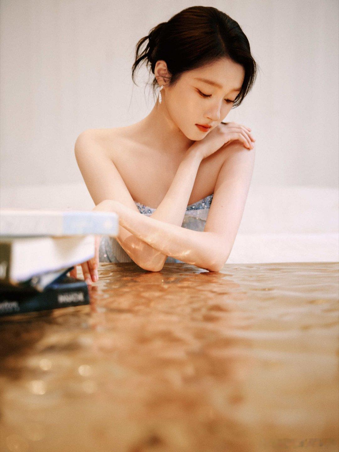关晓彤贴脸开大黄晓明谁没笑黄晓明劝关晓彤换座啊！晓彤一句我不听你的还贴脸开大黄晓