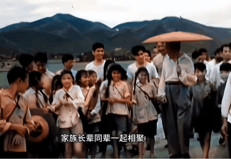 一位从不让别人为自己打伞的伟大领袖，
人民怎不敬仰他？
一位全心全意为人民服务的