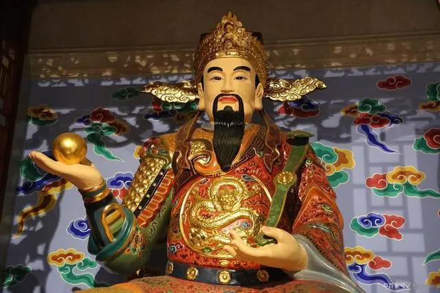 农历二月十一是道教消灾解厄天尊下界日
消灾解厄天尊是道教众多天神之一，又名“消灾