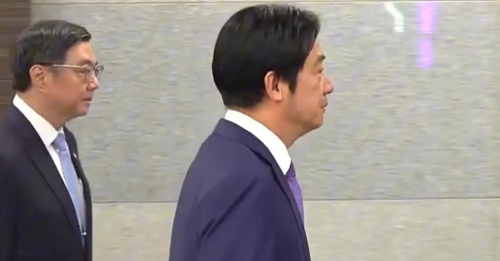 赖清德以武拒统，齐射海马斯火箭炮示威！
6月10日，台陆军出动6辆发射车，从大甲
