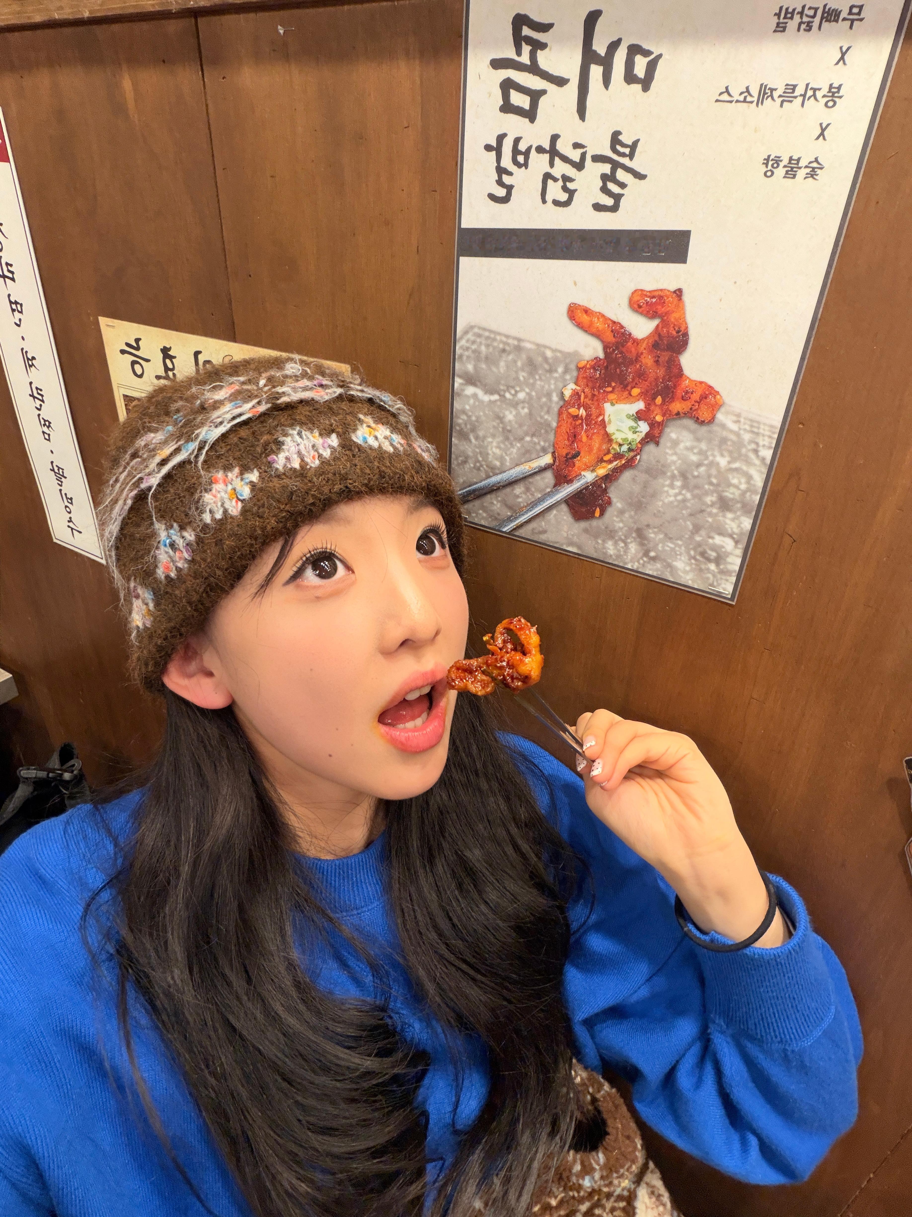 看嘴角就知道吃的多凶猛了 