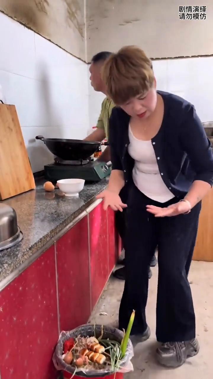 媳妇捡地上鸡蛋时却被丈夫掉包了，这一幕真的太搞笑了。
夫妻两个在厨房做饭，这时媳