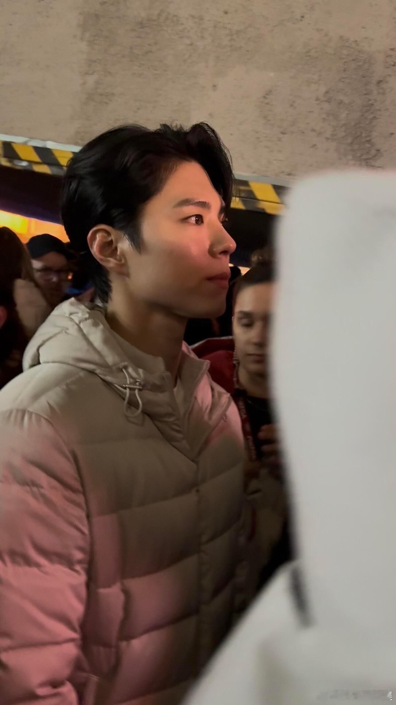 冬奥会偶遇朴宝剑 网友在米兰冬奥会偶遇朴宝剑，帅得好突出啊！ 