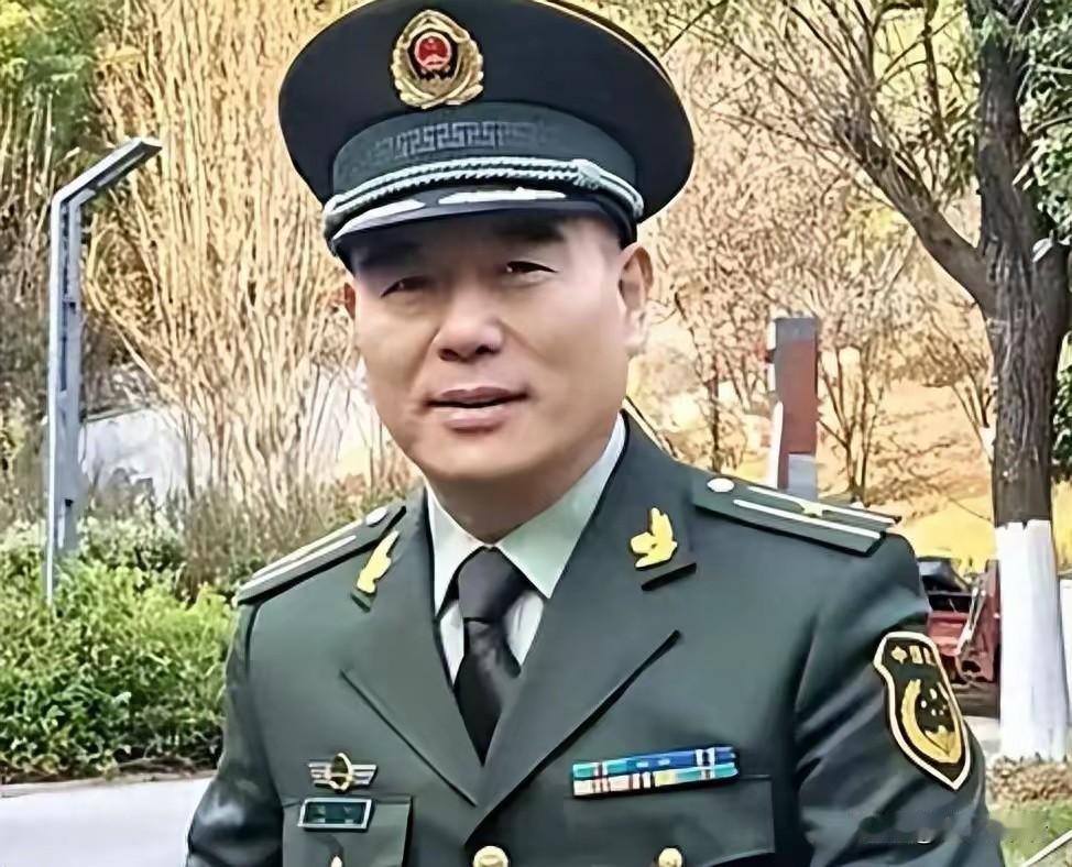 你敢信？《我是特种兵》里那个眼神犀利、说一不二的“苗连”，58岁才第一次当爹，老