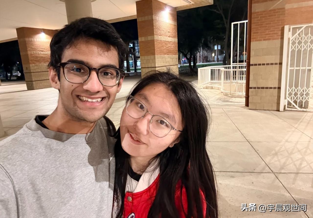 中国女生去美国留学，
然后找了个印度男生当男朋友，
他俩很相爱[比心]