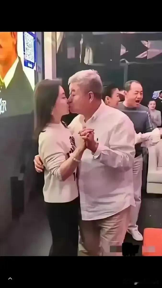 舞厅男女亲密过火，令人目瞪口呆！在舞厅，两名陌生男女的亲密行为引来注目！尽管舞姿
