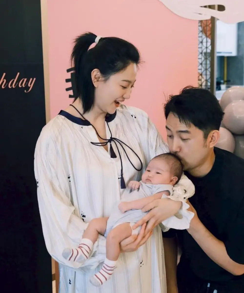 侯梦莎当妈后迎首个生日，毛毅送爱马仕香奈儿，女儿第一次露脸看着像爸爸哦！ ​​​